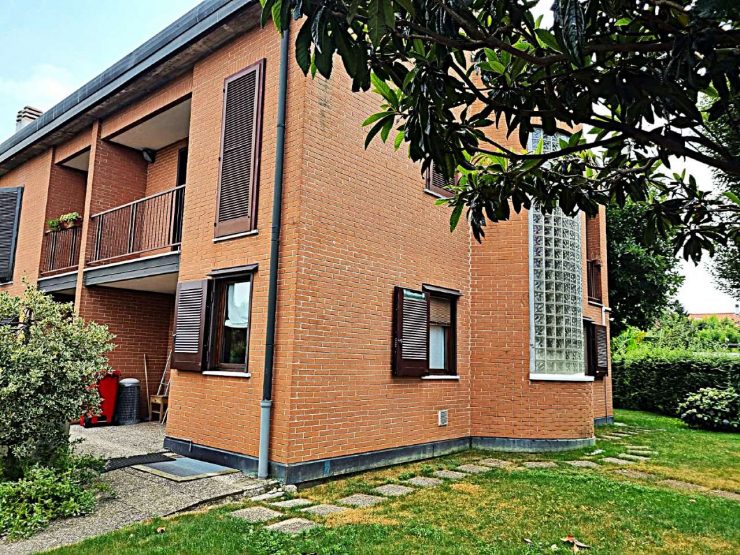 VILLA A SCHIERA CON GIARDINO E BOX