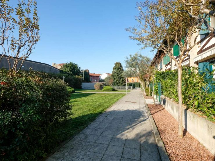 VILLA A SCHIERA A STEZZANO