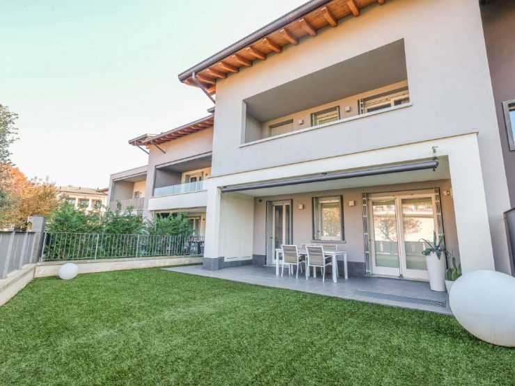 MODERNO QUADRILOCALE A VALBREMBO CON GIARDINO PRIVATO