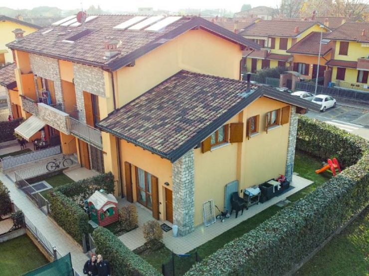 VILLETTA A SCHIERA SU TRE LIVELLI CON GIARDINO PRIVATO